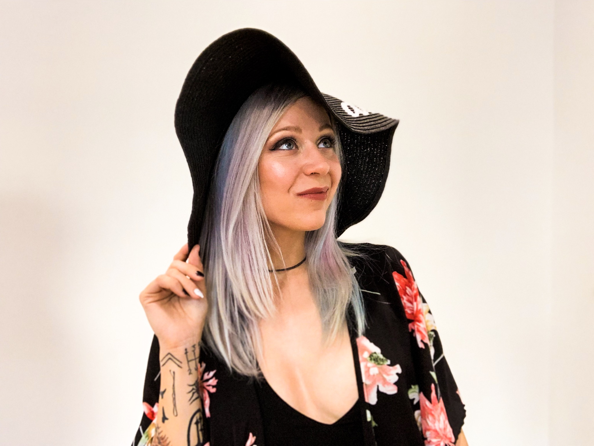 GIRL-IN-SUMMER-FLOPPY-HAT