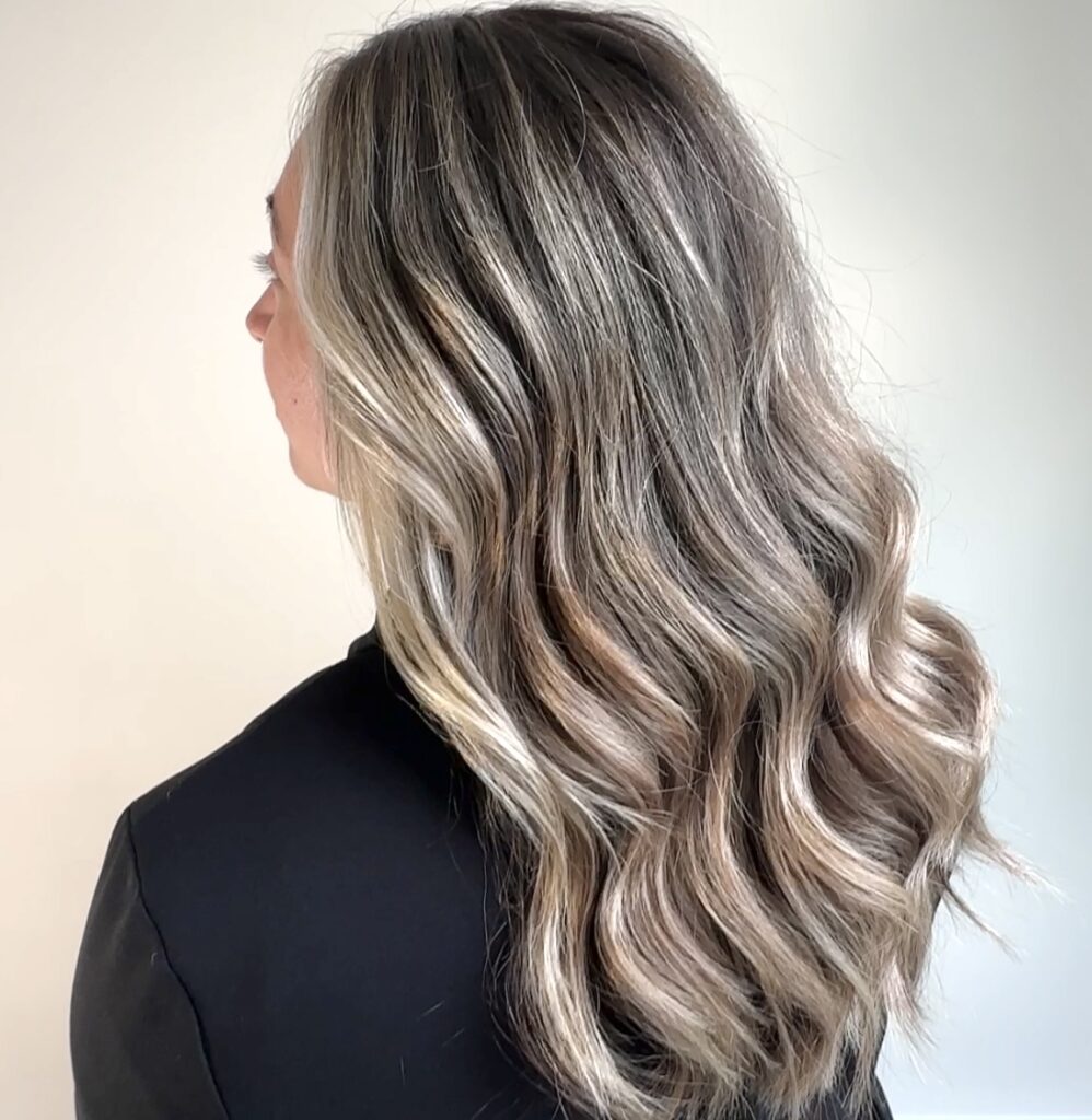 BRUNETTE-WITH-BLONDE-HIGHLIGHTS-FOR-DIMENSION