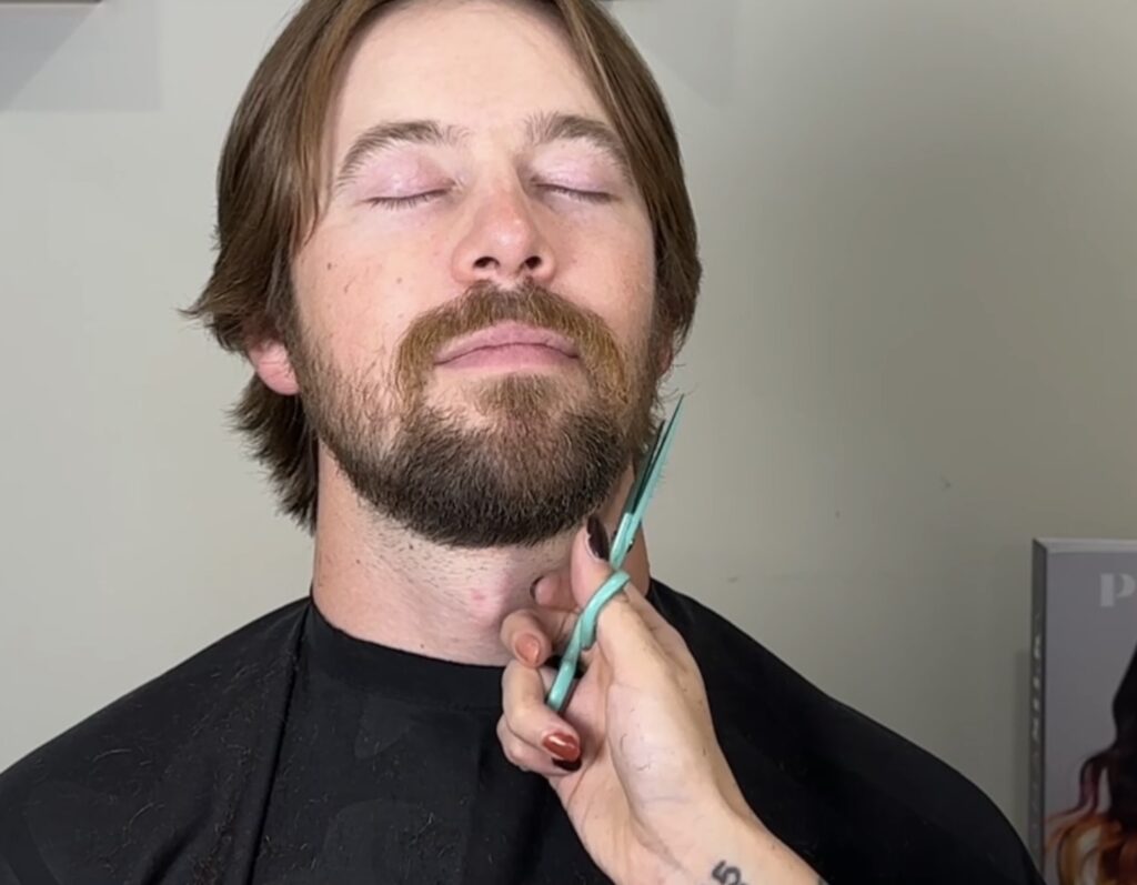 USING-SCISSORS-TO-DETAIL-THE-BEARD