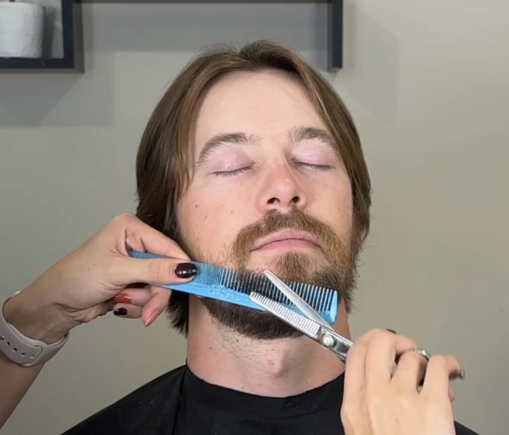 USING-THINNING-SHEARS-TO-EVEN-OUT-BEARD