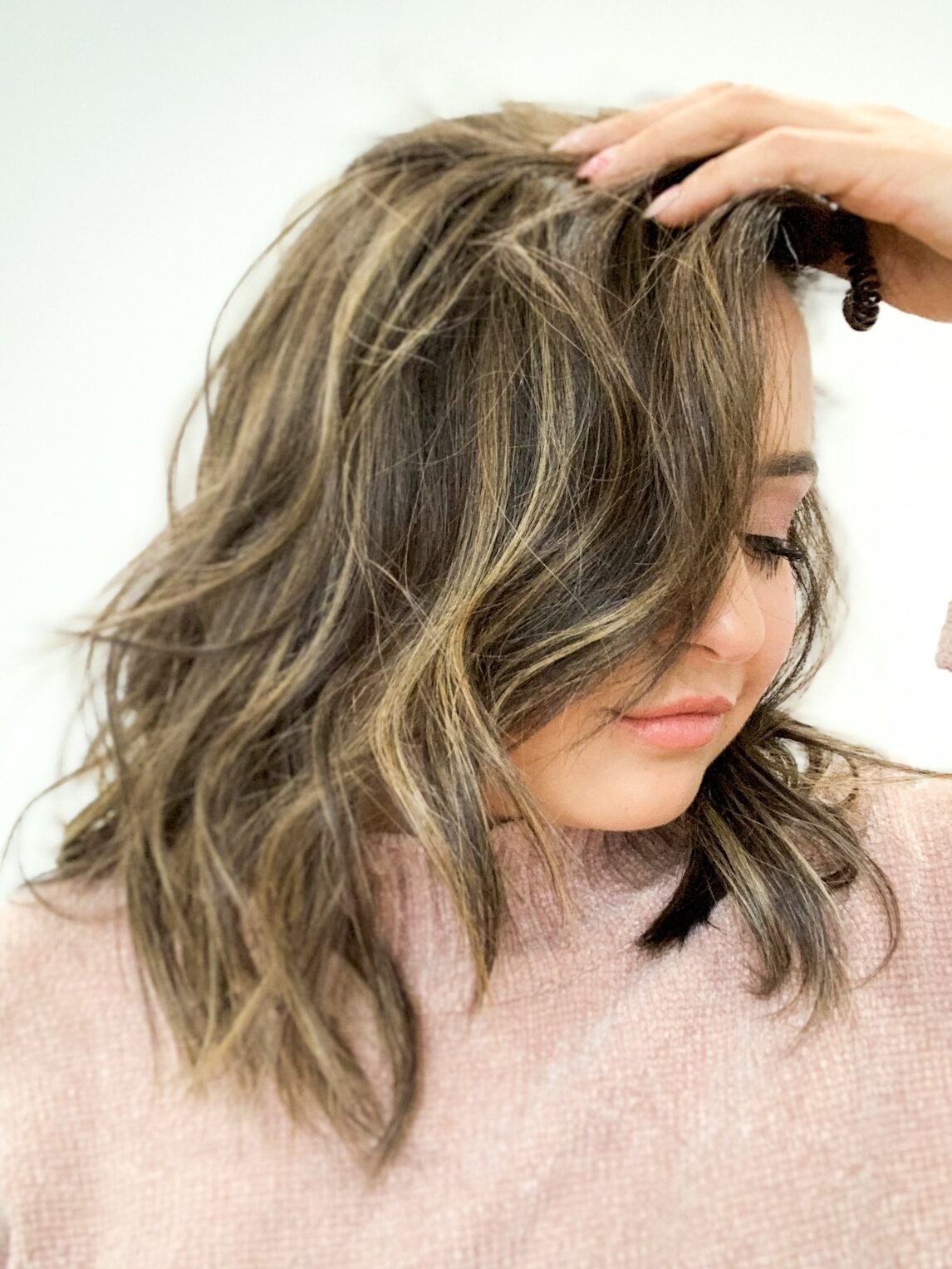 GORGEOUS-BRUNETTE-WITH-HIGHLIGHTS-AND-CUTE-MID-LENGTH-HAIRCUT