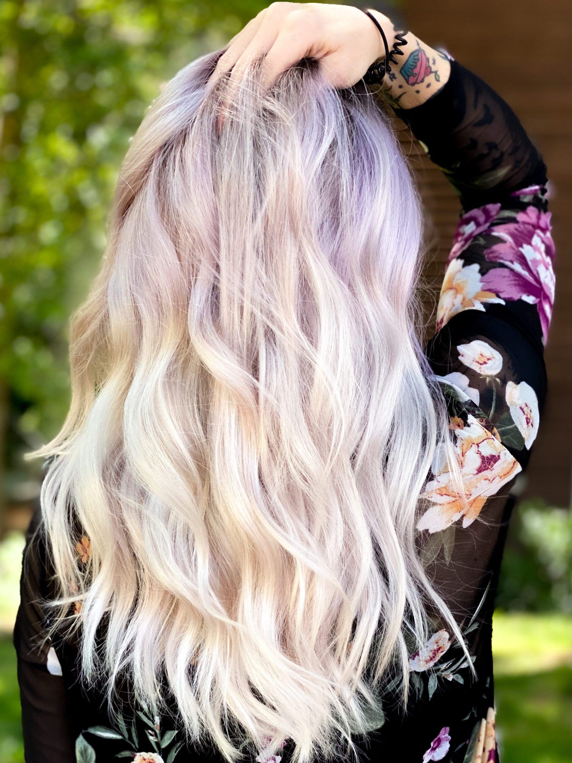 GORGEOUS-BLONDE-WITH-LONG-HEALTHY-CURLED-HAIR