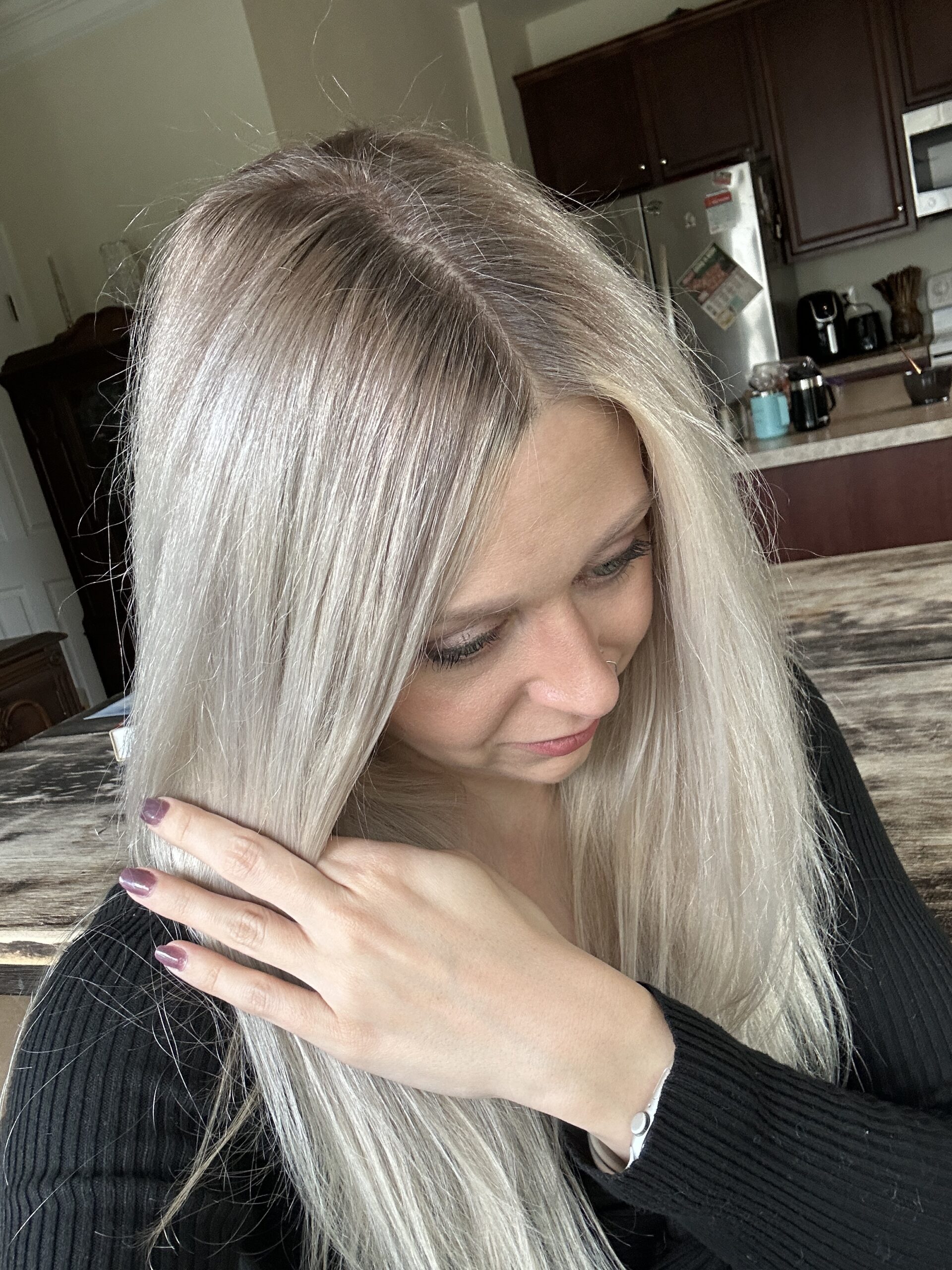 ROOT-SMUDGE-TO-BLEND-BLONDE-INTO-NATURAL-COLOR