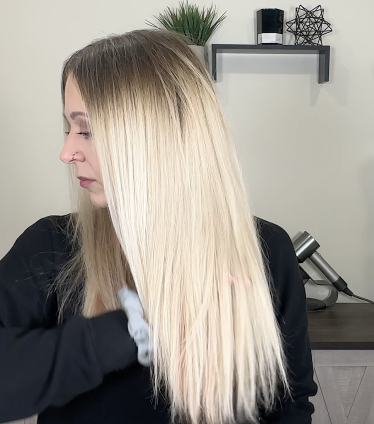 BEFORE-PICTURE-SHOWING-BLONDE-HAIR-WITH-THREE-INCHES-OF-DARKER-ROOTS-AND-LEVEL-10-BLONDE-ON-THE-MIDS-AND-ENDS
